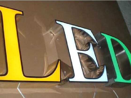 腾冲介绍LED招牌的基础知识。